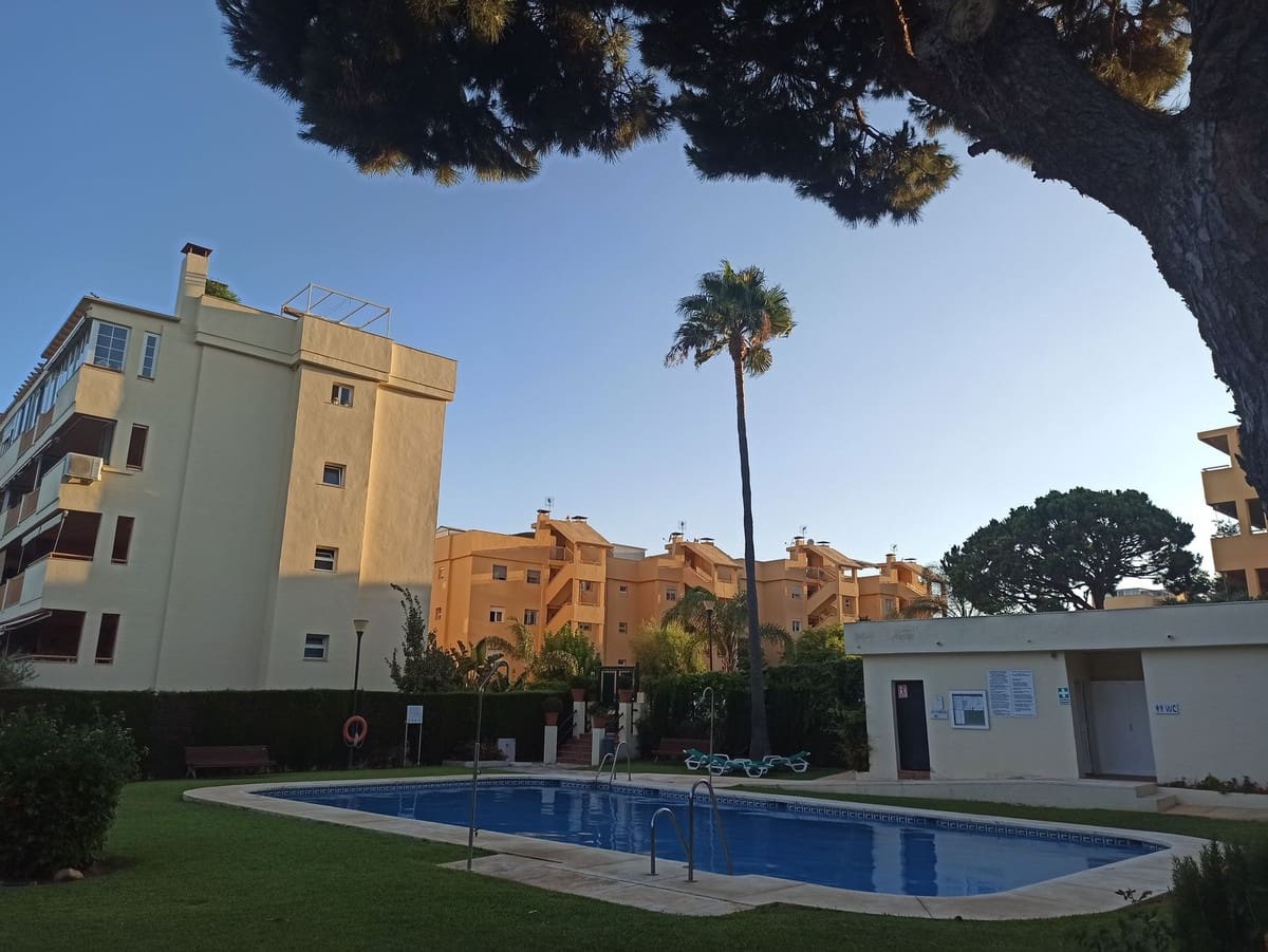 2 bedroom Apartment for sale in Calahonda with pool - € 295,000 (Ref: 10122127)