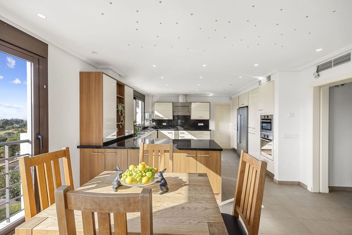 6 sovrum Villa till salu i Benahavis med pool garage - 2 300 000 € (Ref: 10122135)