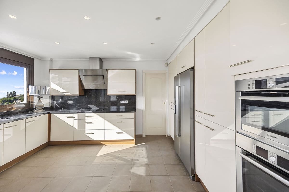 6 sovrum Villa till salu i Benahavis med pool garage - 2 300 000 € (Ref: 10122135)