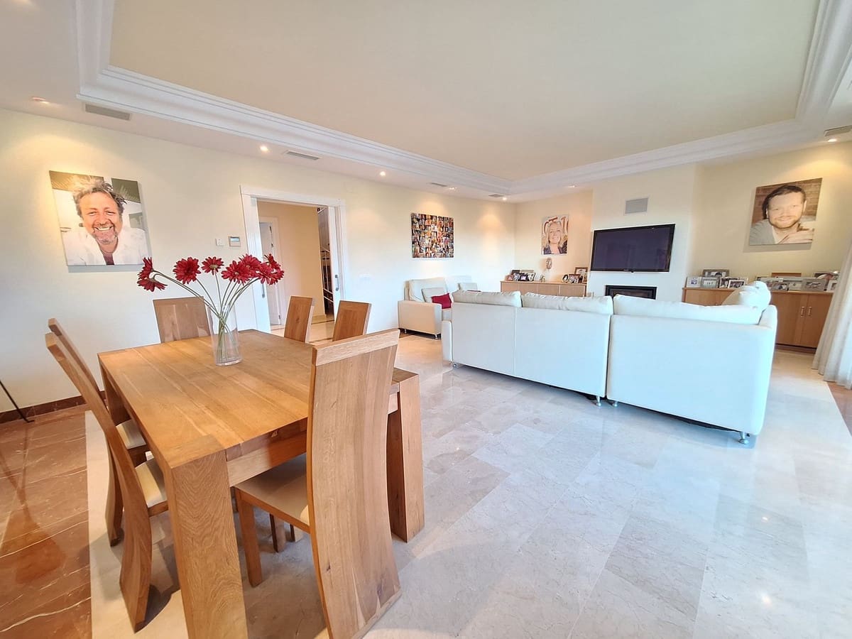 Apartamento de 3 habitaciones en Nueva Andalucia en venta con piscina garaje - 1.590.000 € (Ref: 10122148)