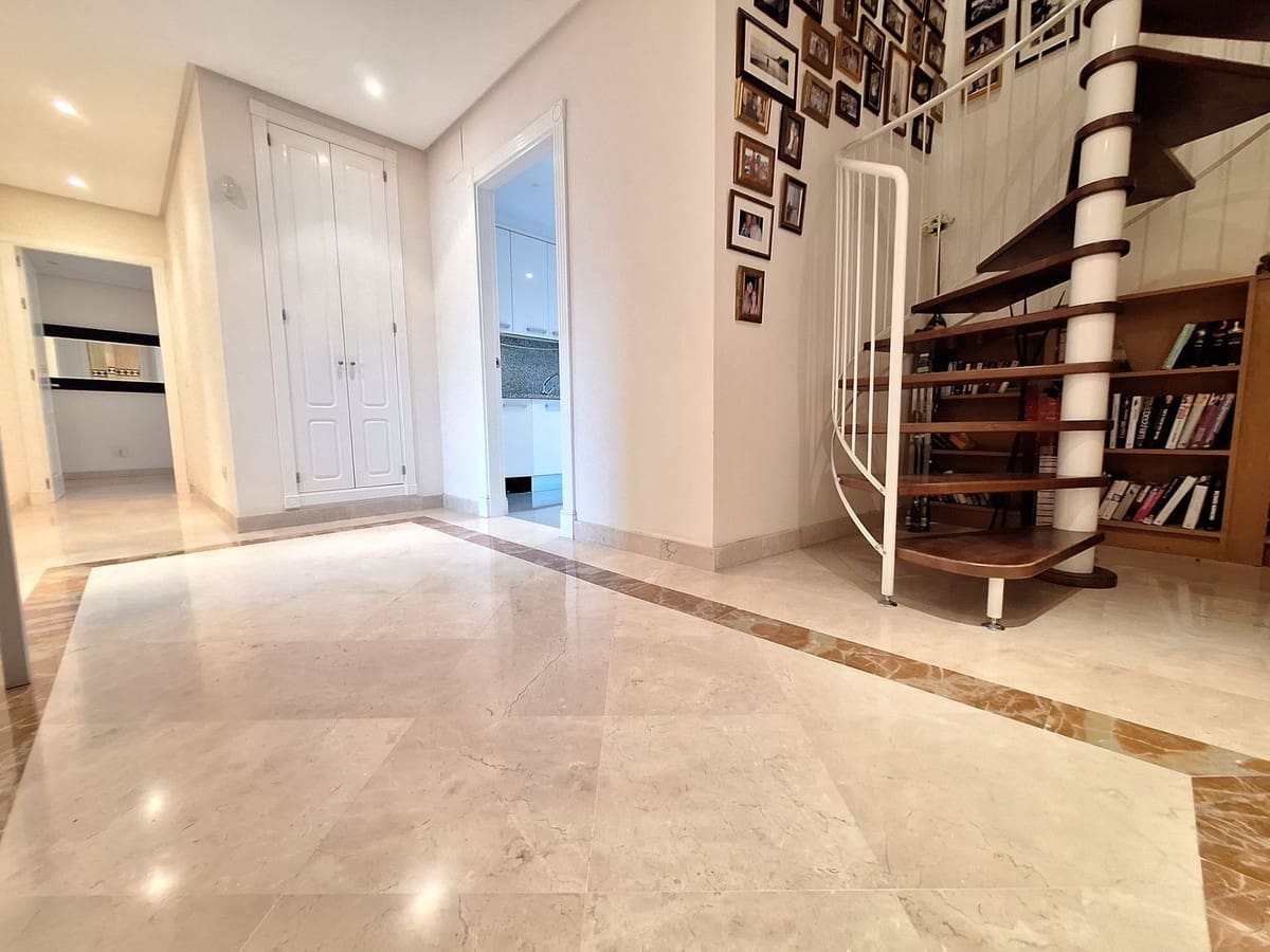 Apartamento de 3 habitaciones en Nueva Andalucia en venta con piscina garaje - 1.590.000 € (Ref: 10122148)