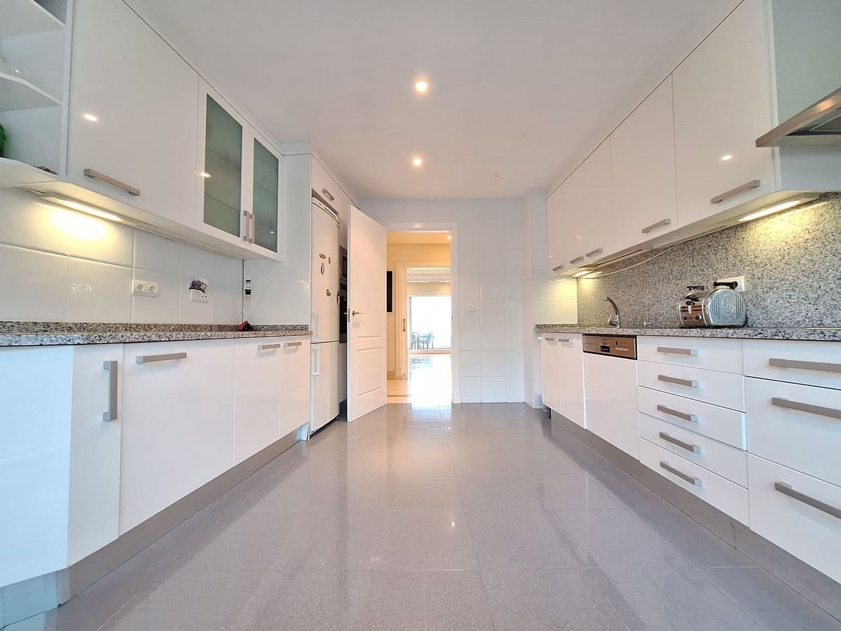Apartamento de 3 habitaciones en Nueva Andalucia en venta con piscina garaje - 1.590.000 € (Ref: 10122148)