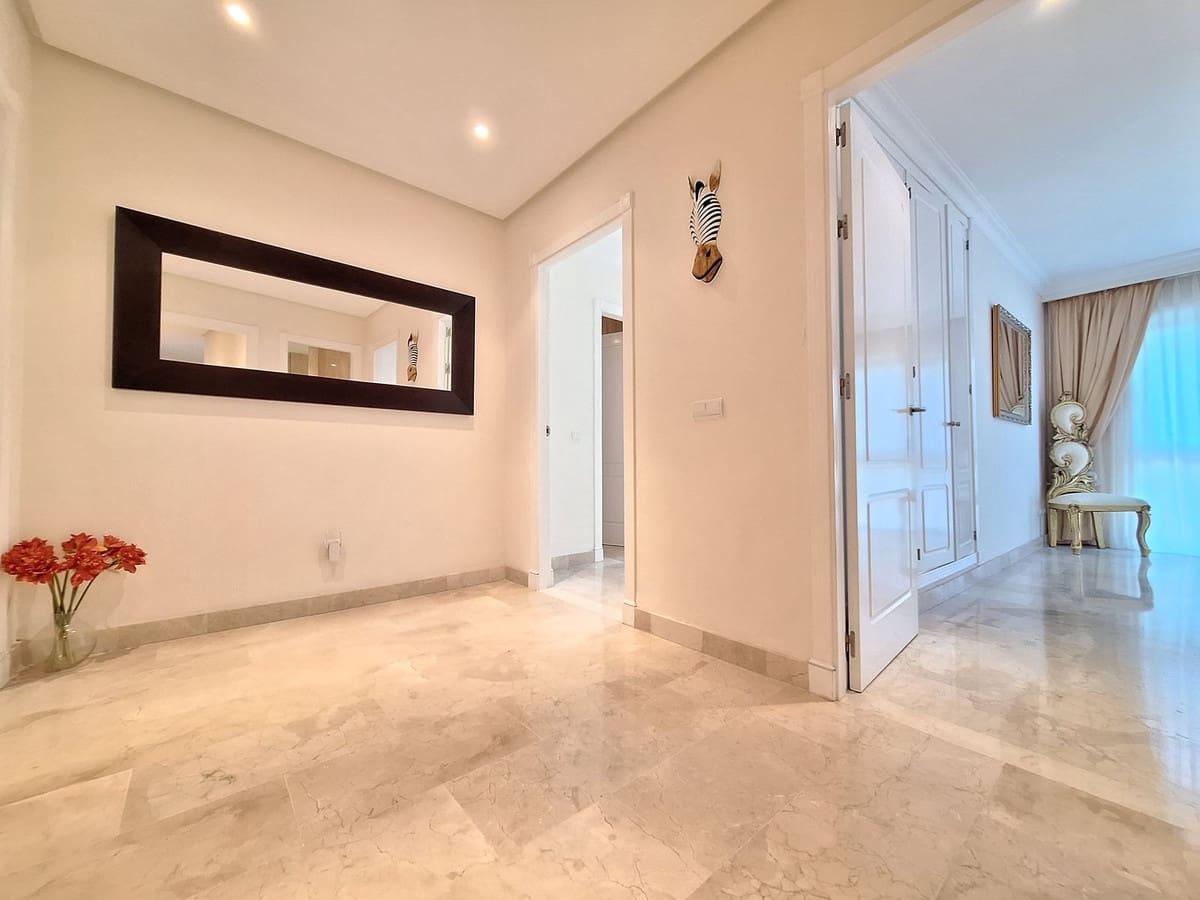 Apartamento de 3 habitaciones en Nueva Andalucia en venta con piscina garaje - 1.590.000 € (Ref: 10122148)