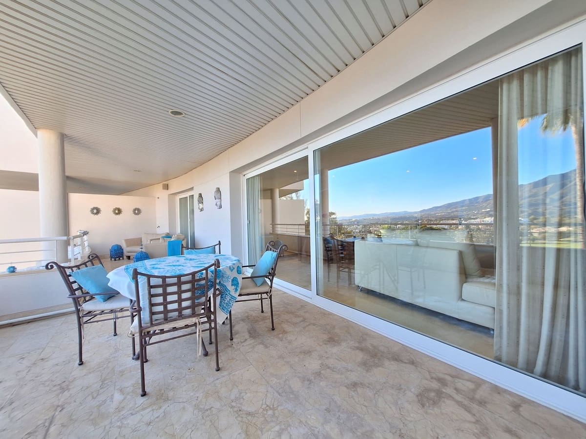 Apartamento de 3 habitaciones en Nueva Andalucia en venta con piscina garaje - 1.590.000 € (Ref: 10122148)