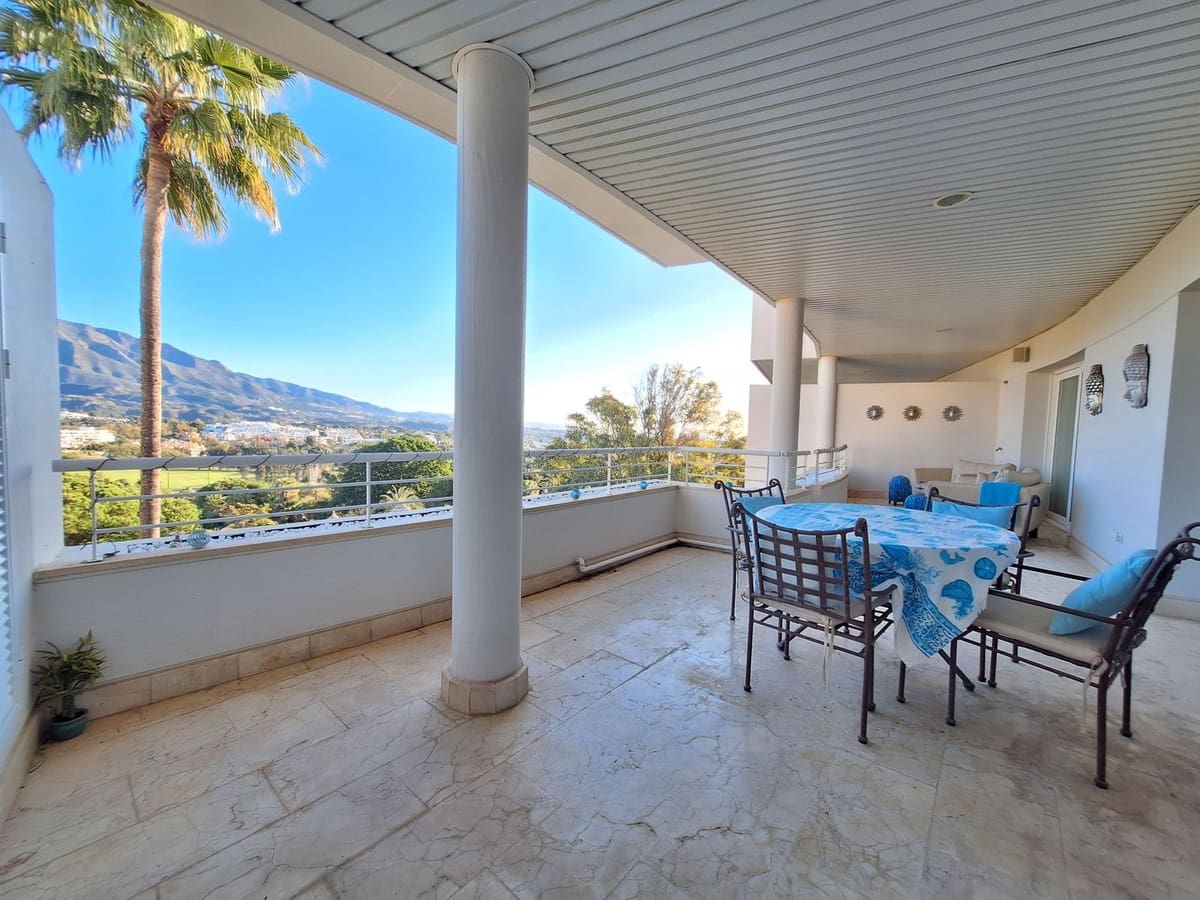 Apartamento de 3 habitaciones en Nueva Andalucia en venta con piscina garaje - 1.590.000 € (Ref: 10122148)