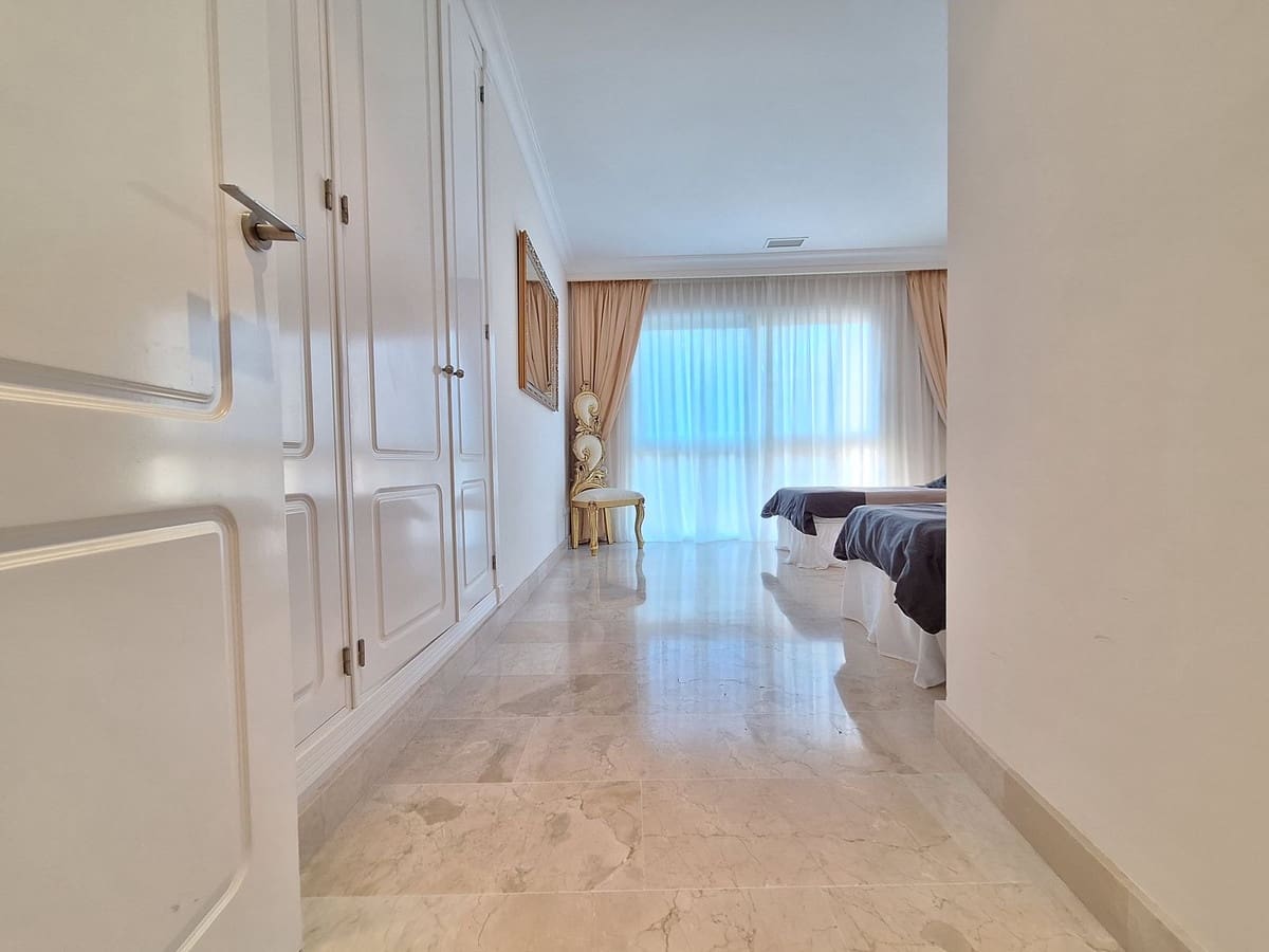 Apartamento de 3 habitaciones en Nueva Andalucia en venta con piscina garaje - 1.590.000 € (Ref: 10122148)