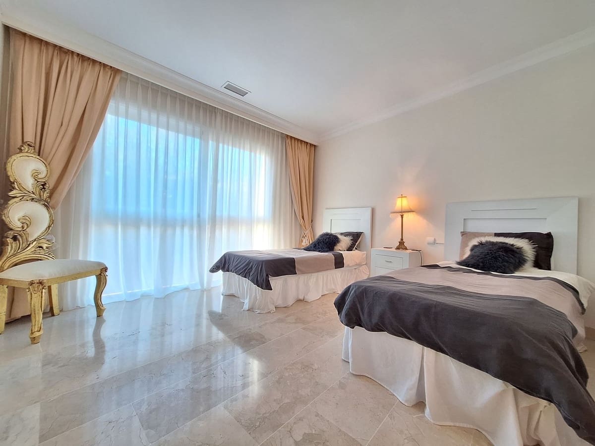 Apartamento de 3 habitaciones en Nueva Andalucia en venta con piscina garaje - 1.590.000 € (Ref: 10122148)