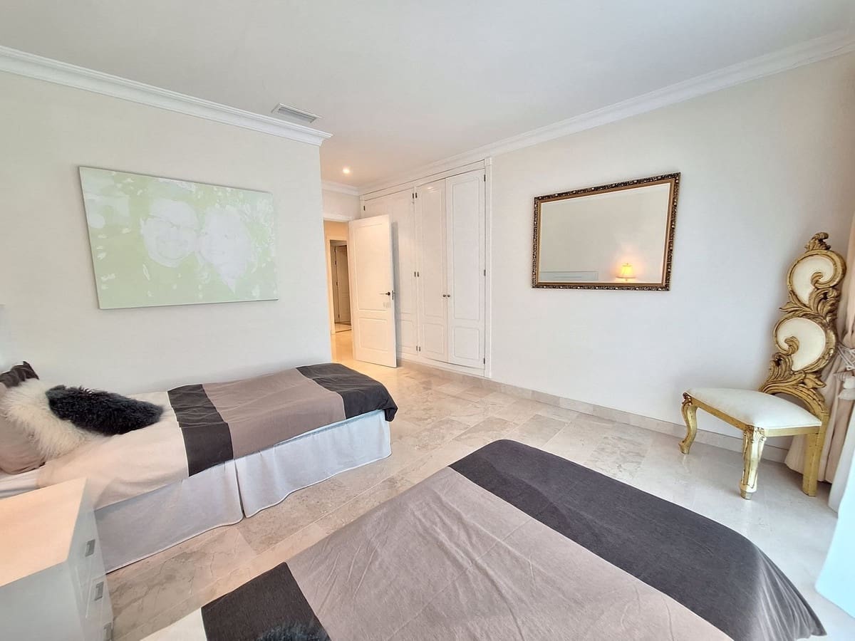 Apartamento de 3 habitaciones en Nueva Andalucia en venta con piscina garaje - 1.590.000 € (Ref: 10122148)