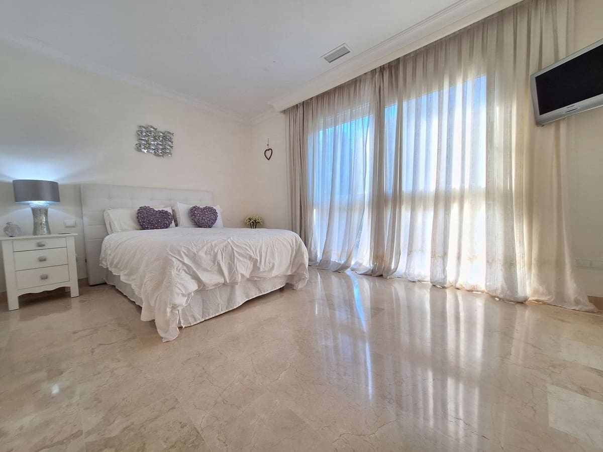 Apartamento de 3 habitaciones en Nueva Andalucia en venta con piscina garaje - 1.590.000 € (Ref: 10122148)