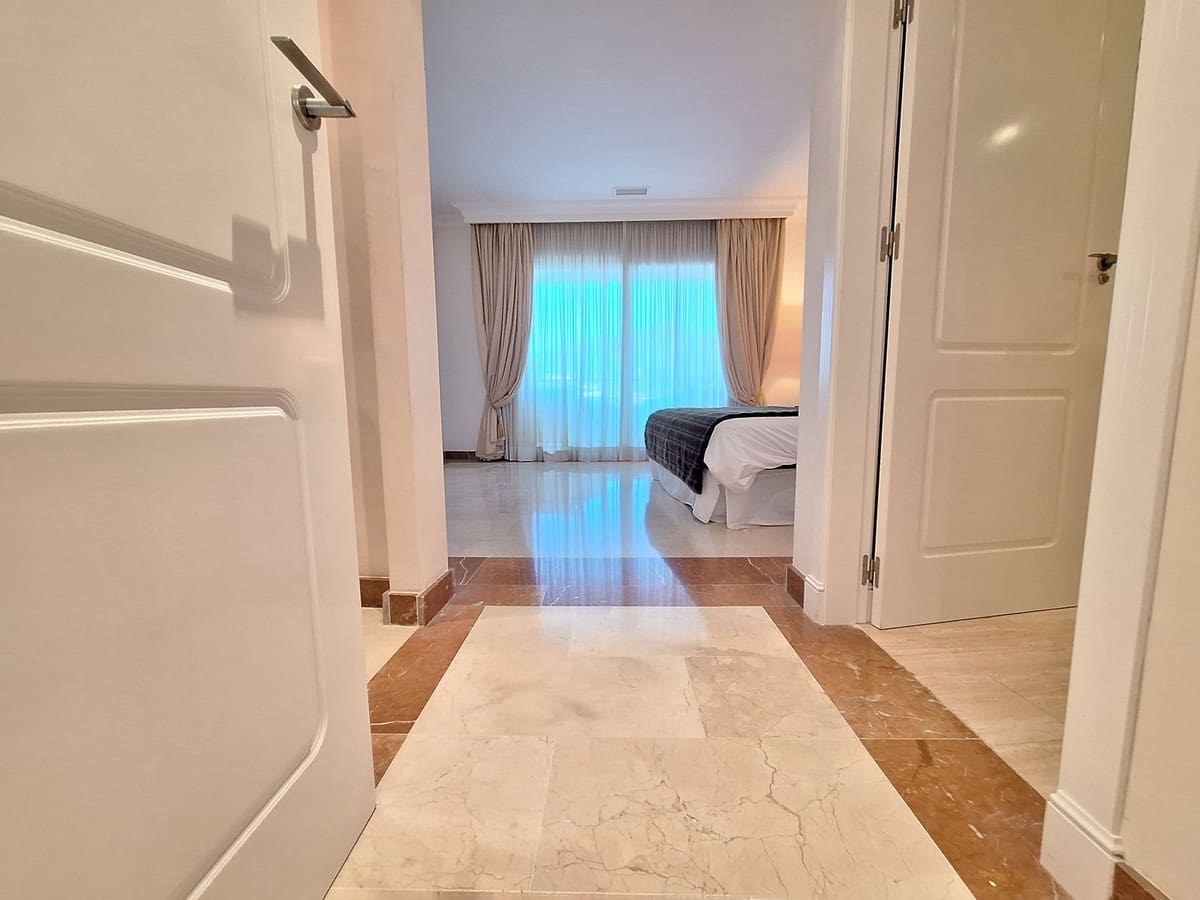 Apartamento de 3 habitaciones en Nueva Andalucia en venta con piscina garaje - 1.590.000 € (Ref: 10122148)
