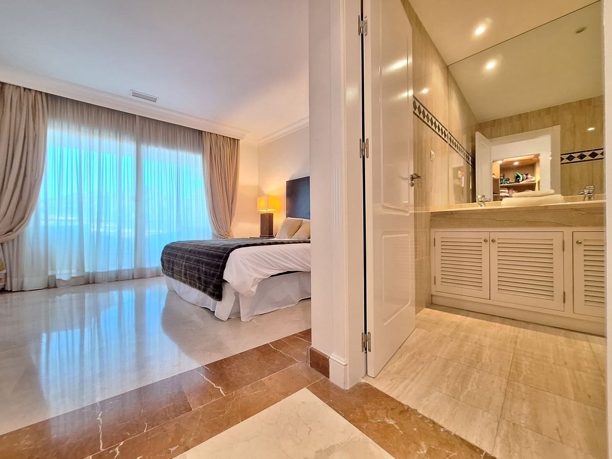 Apartamento de 3 habitaciones en Nueva Andalucia en venta con piscina garaje - 1.590.000 € (Ref: 10122148)