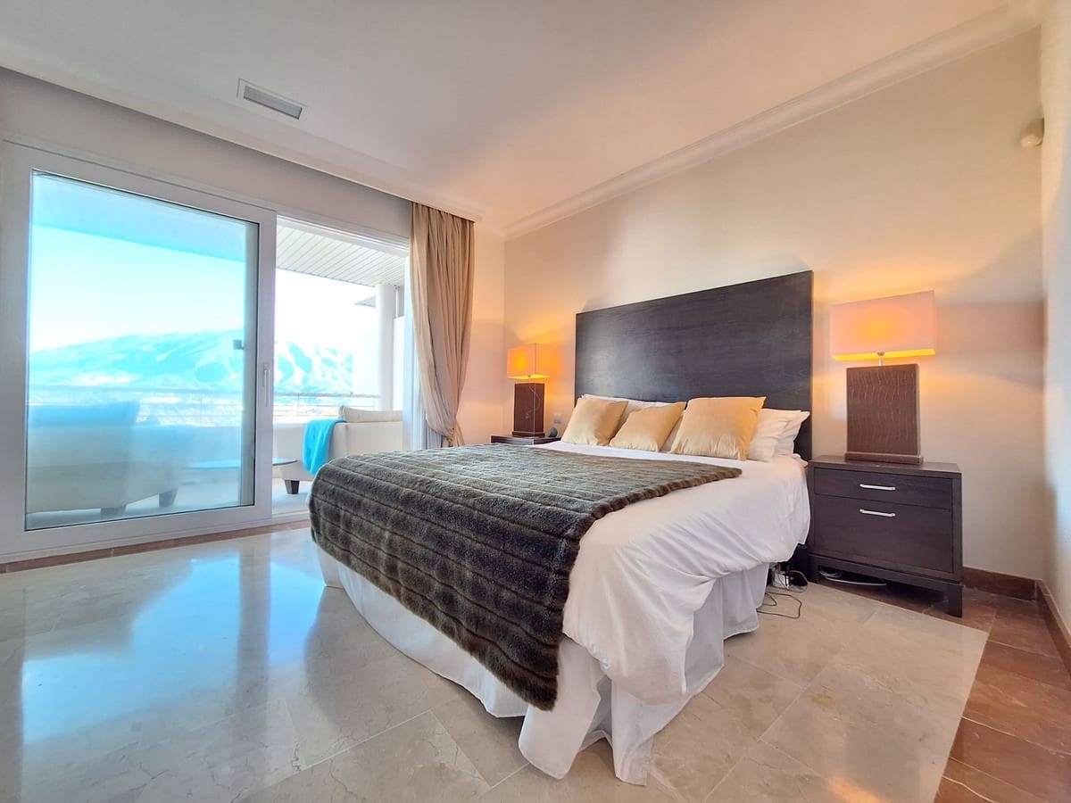Apartamento de 3 habitaciones en Nueva Andalucia en venta con piscina garaje - 1.590.000 € (Ref: 10122148)