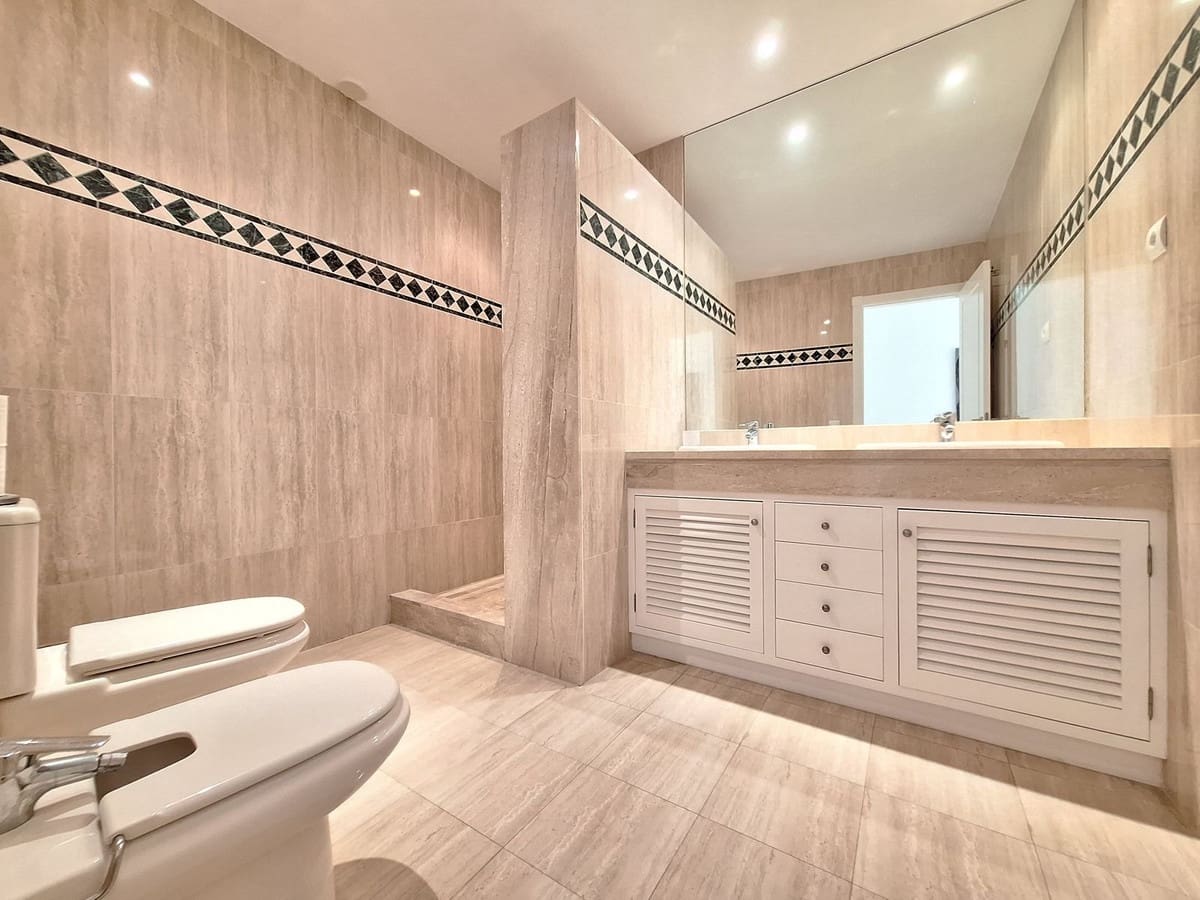 Apartamento de 3 habitaciones en Nueva Andalucia en venta con piscina garaje - 1.590.000 € (Ref: 10122148)