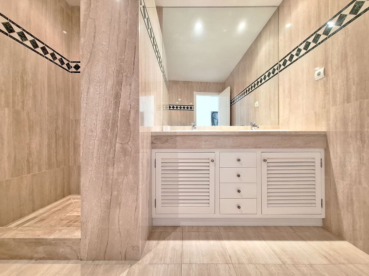 Apartamento de 3 habitaciones en Nueva Andalucia en venta con piscina garaje - 1.590.000 € (Ref: 10122148)