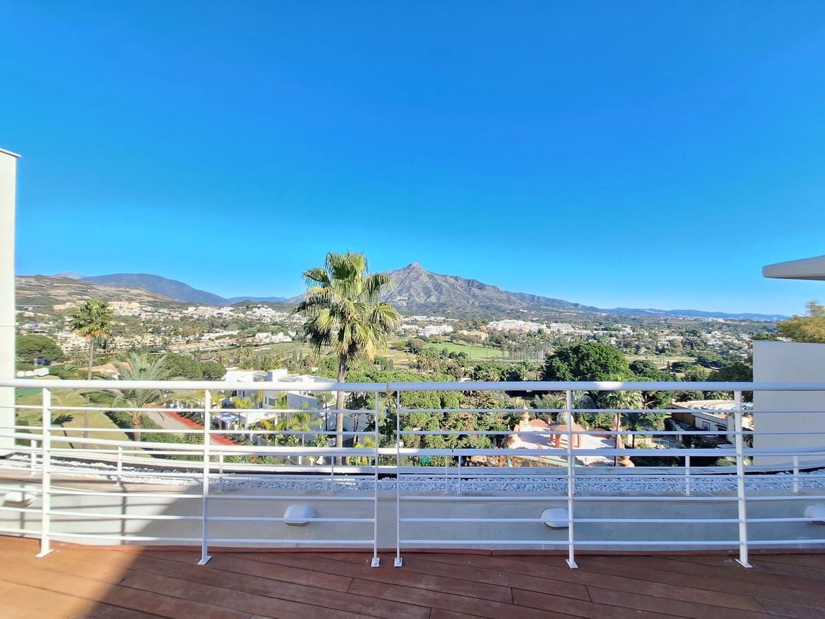 Apartamento de 3 habitaciones en Nueva Andalucia en venta con piscina garaje - 1.590.000 € (Ref: 10122148)