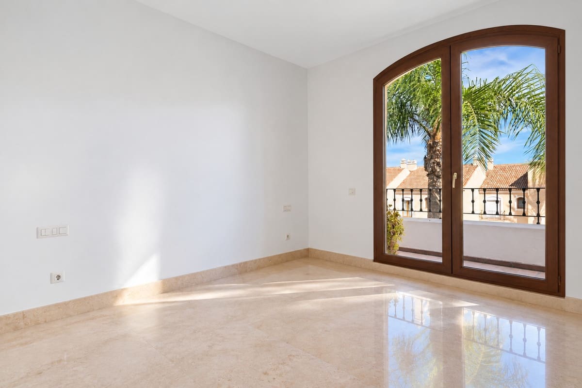 3 soverom Hus til salgs i El Paraiso med svømmebasseng garasje - € 825 000 (Ref: 10122151)
