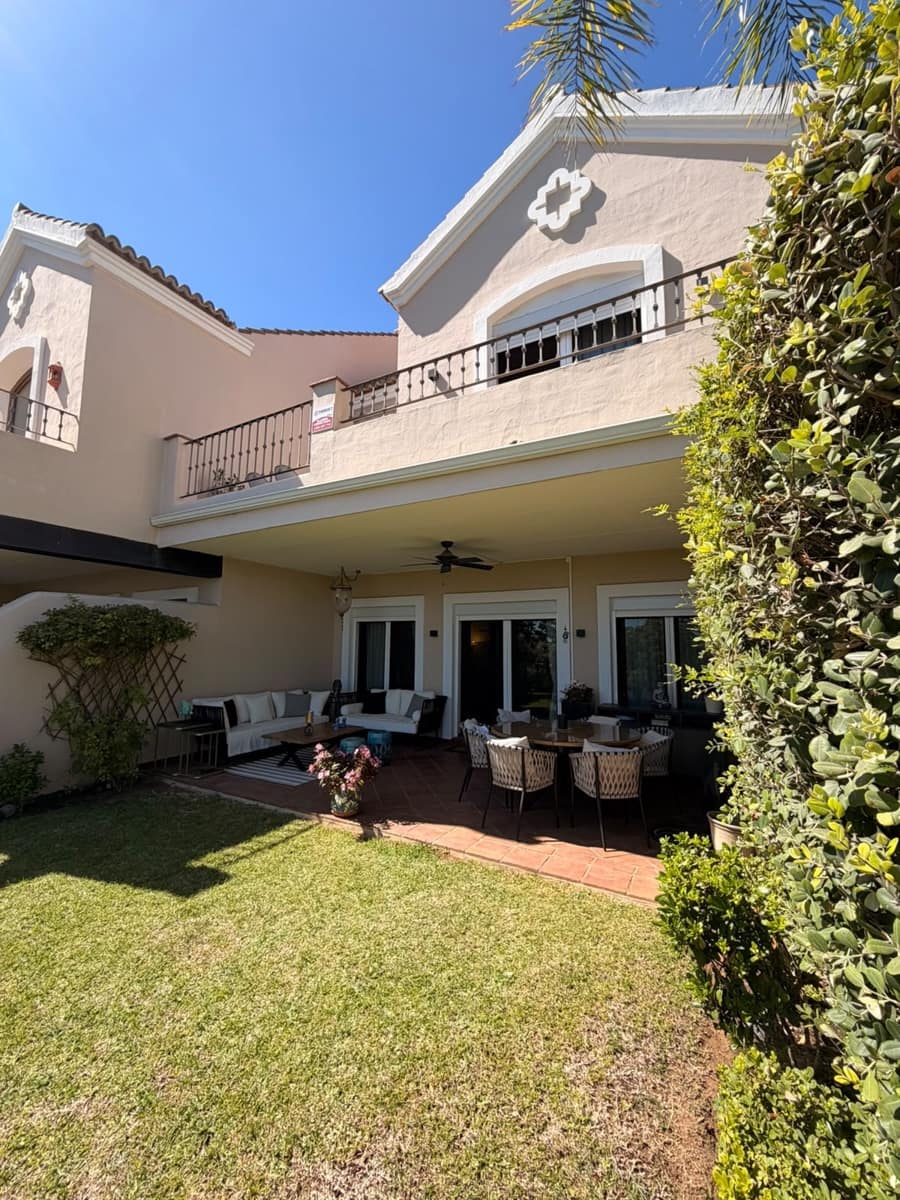 3 soverom Hus til salgs i El Paraiso med svømmebasseng garasje - € 825 000 (Ref: 10122151)