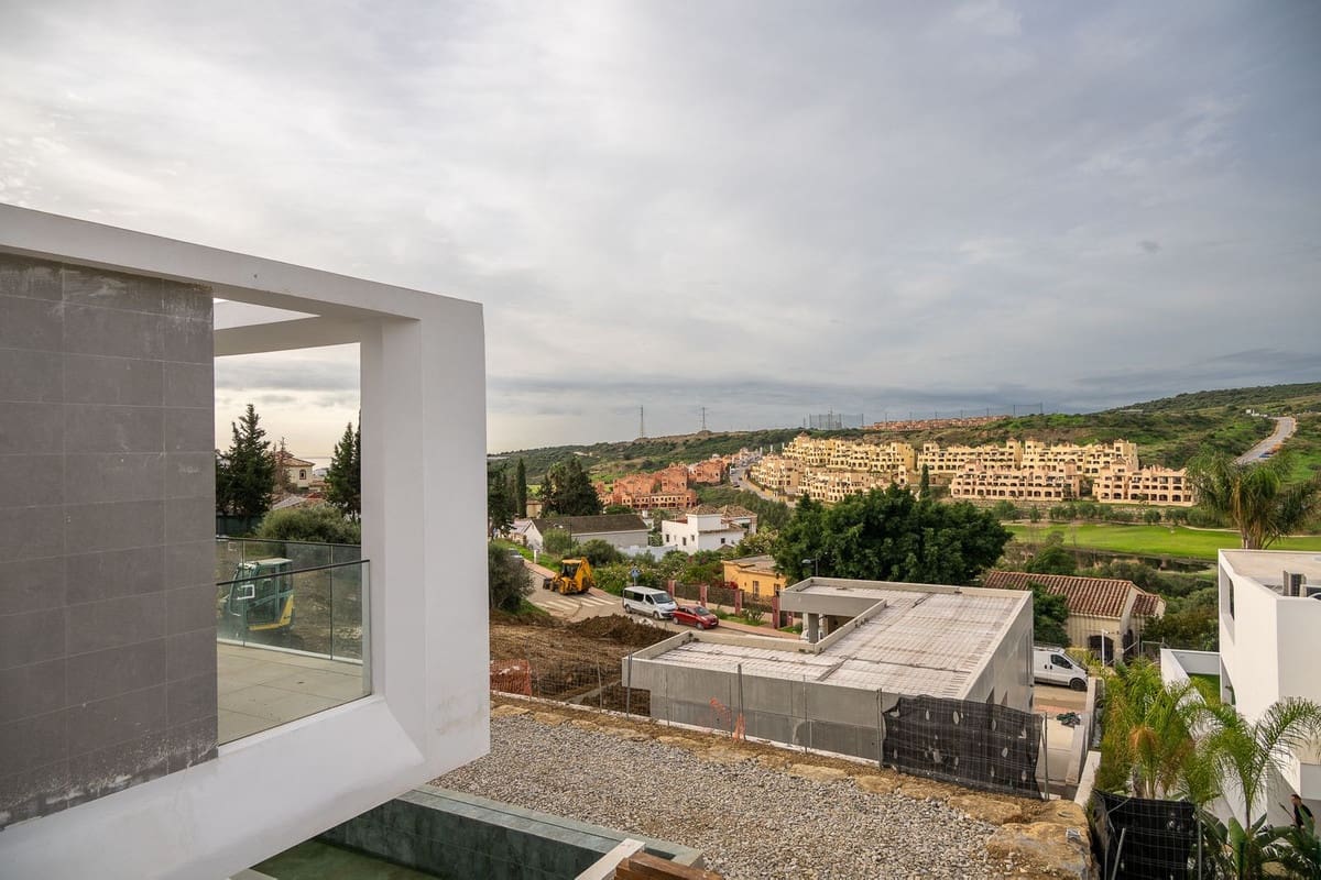 4 sypialnia Willa na sprzedaż w Estepona z basenem garażem - 1 295 000 € (Ref: 10122288)