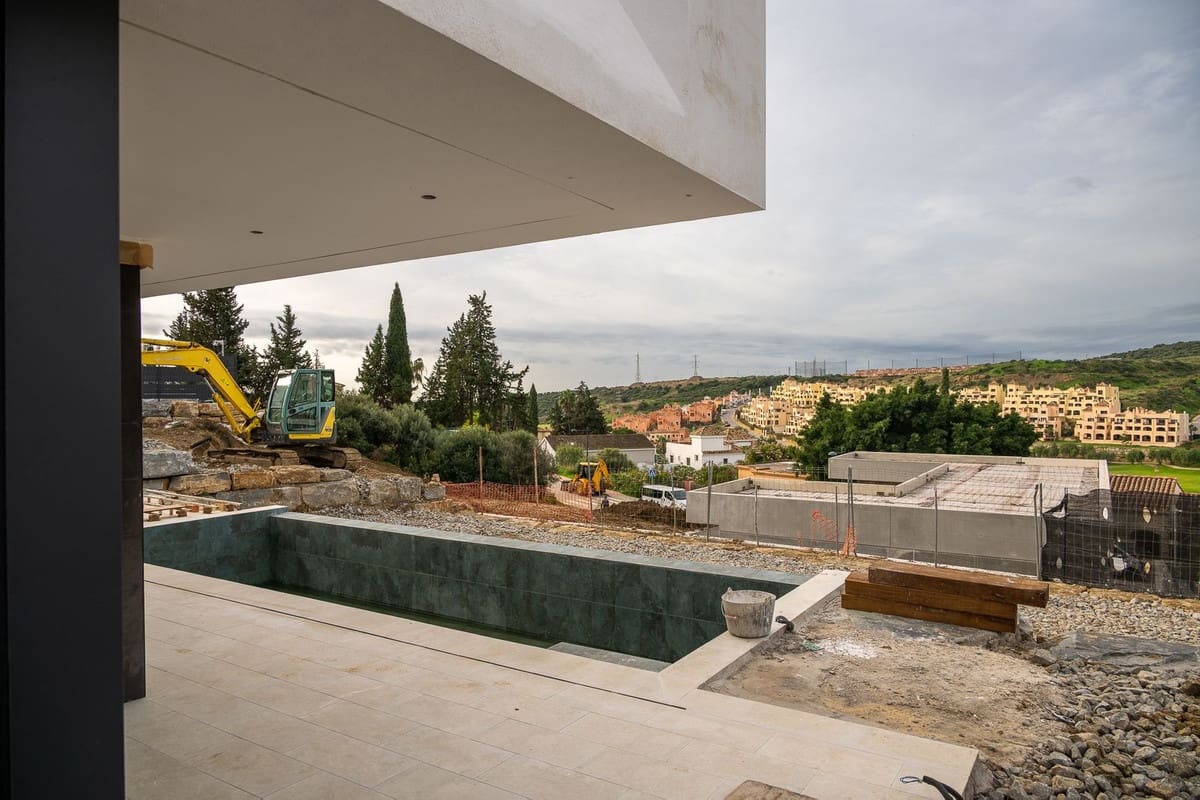 4 sypialnia Willa na sprzedaż w Estepona z basenem garażem - 1 295 000 € (Ref: 10122288)