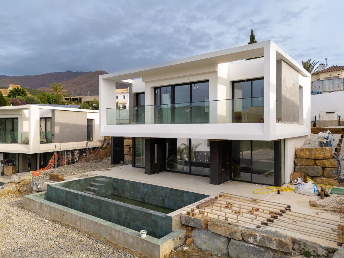 4 sypialnia Willa na sprzedaż w Estepona z basenem garażem - 1 295 000 € (Ref: 10122288)