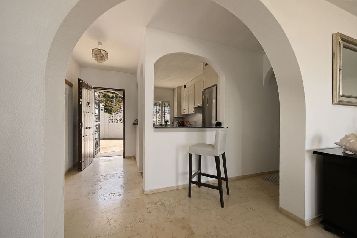 2 bedroom Villa for sale in Benalmadena with garage - € 825,000 (Ref: 10122304)