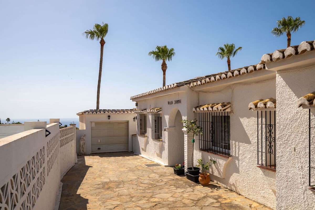 2 bedroom Villa for sale in Benalmadena with garage - € 825,000 (Ref: 10122304)