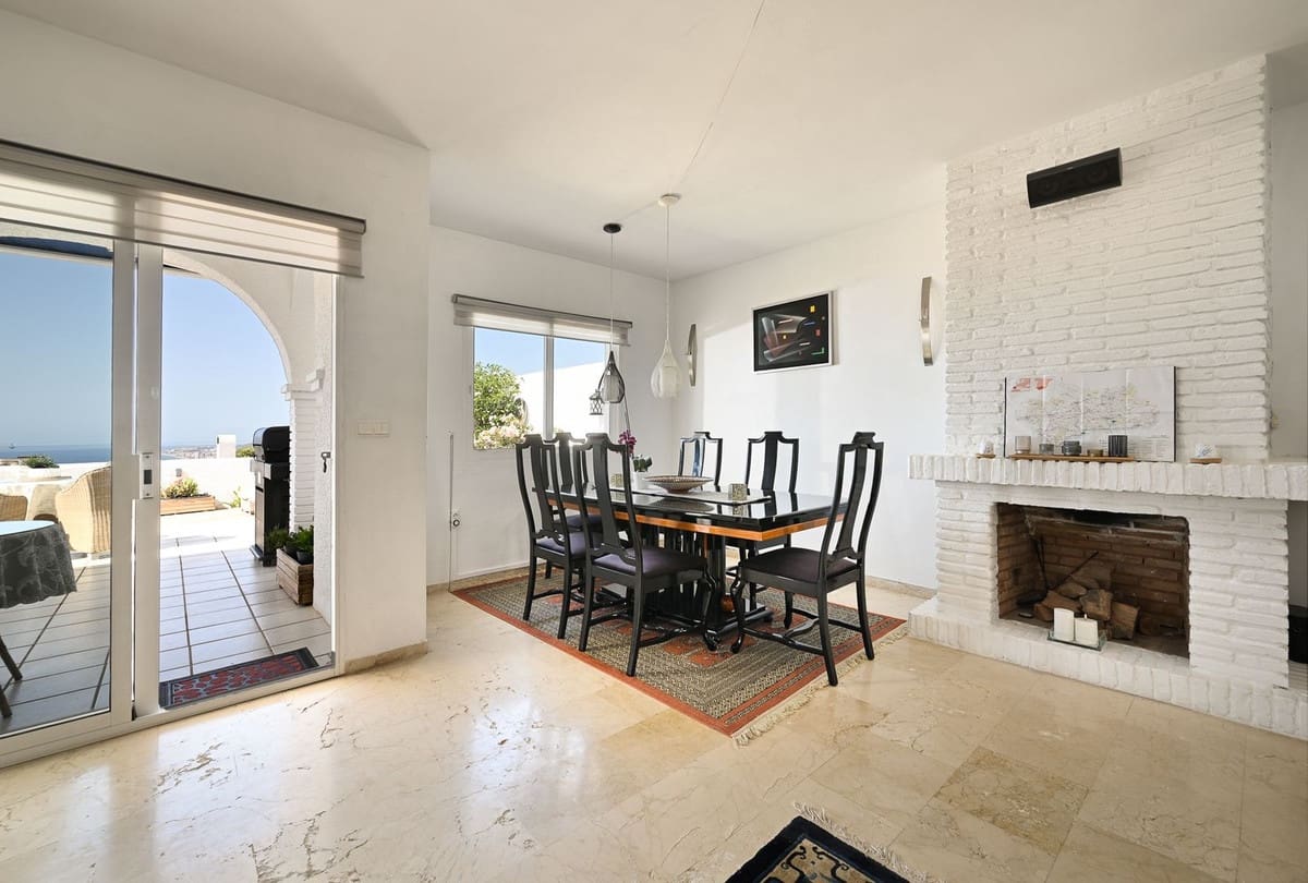 2 bedroom Villa for sale in Benalmadena with garage - € 825,000 (Ref: 10122304)