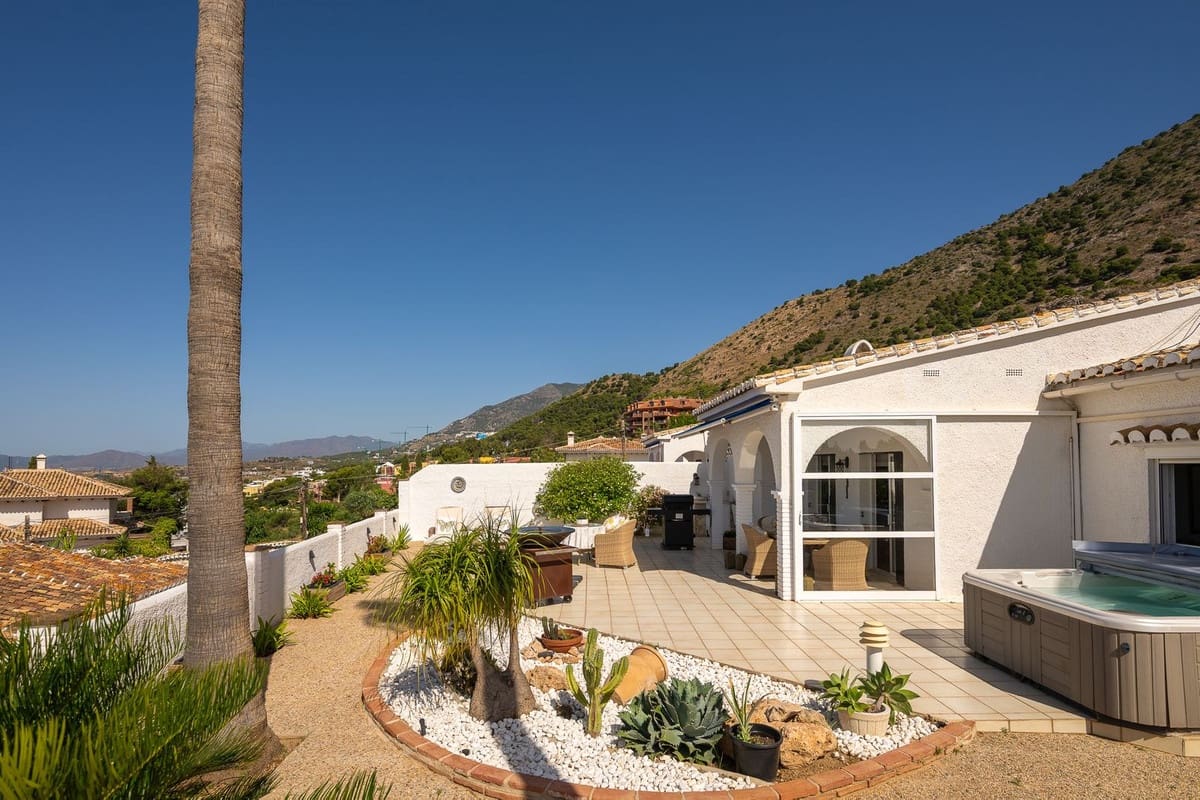 2 bedroom Villa for sale in Benalmadena with garage - € 825,000 (Ref: 10122304)