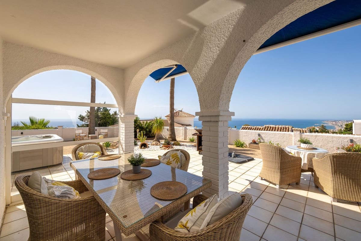 2 bedroom Villa for sale in Benalmadena with garage - € 825,000 (Ref: 10122304)