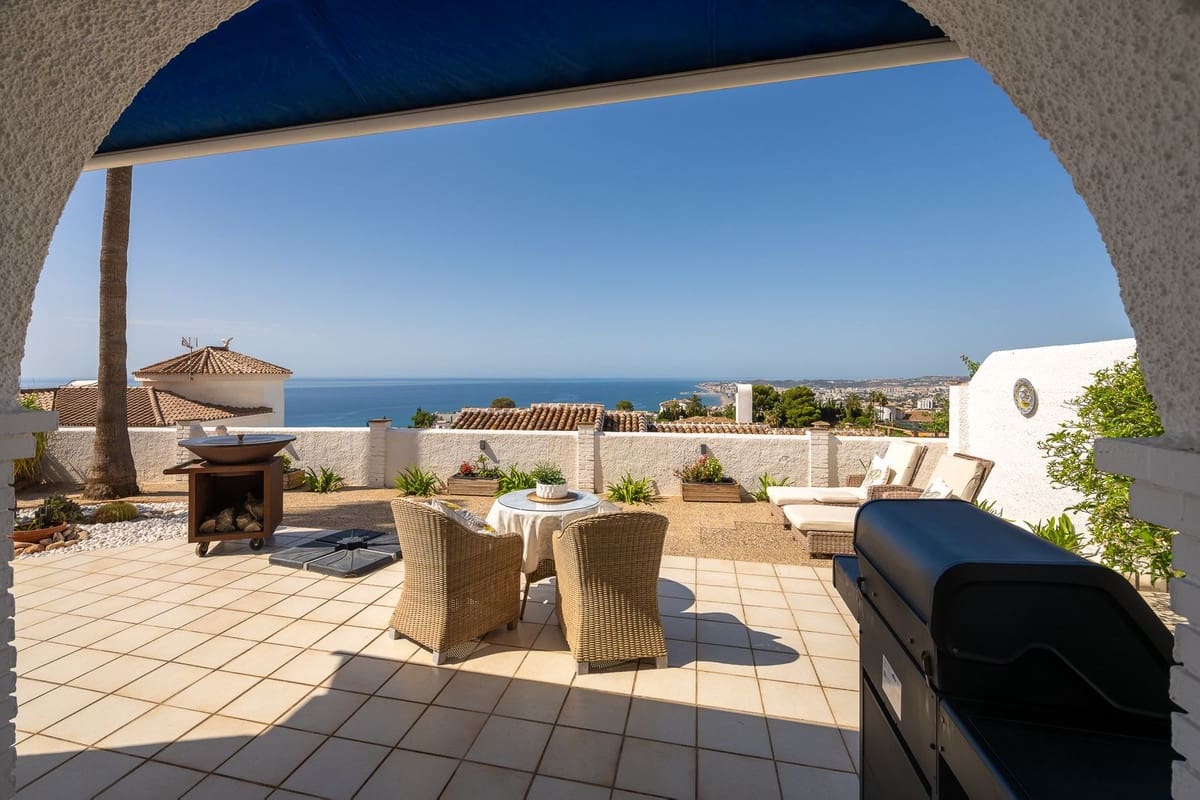 2 bedroom Villa for sale in Benalmadena with garage - € 825,000 (Ref: 10122304)