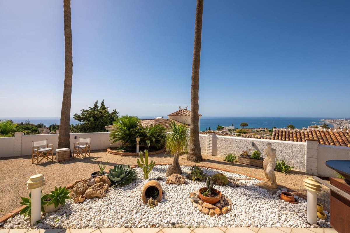2 bedroom Villa for sale in Benalmadena with garage - € 825,000 (Ref: 10122304)
