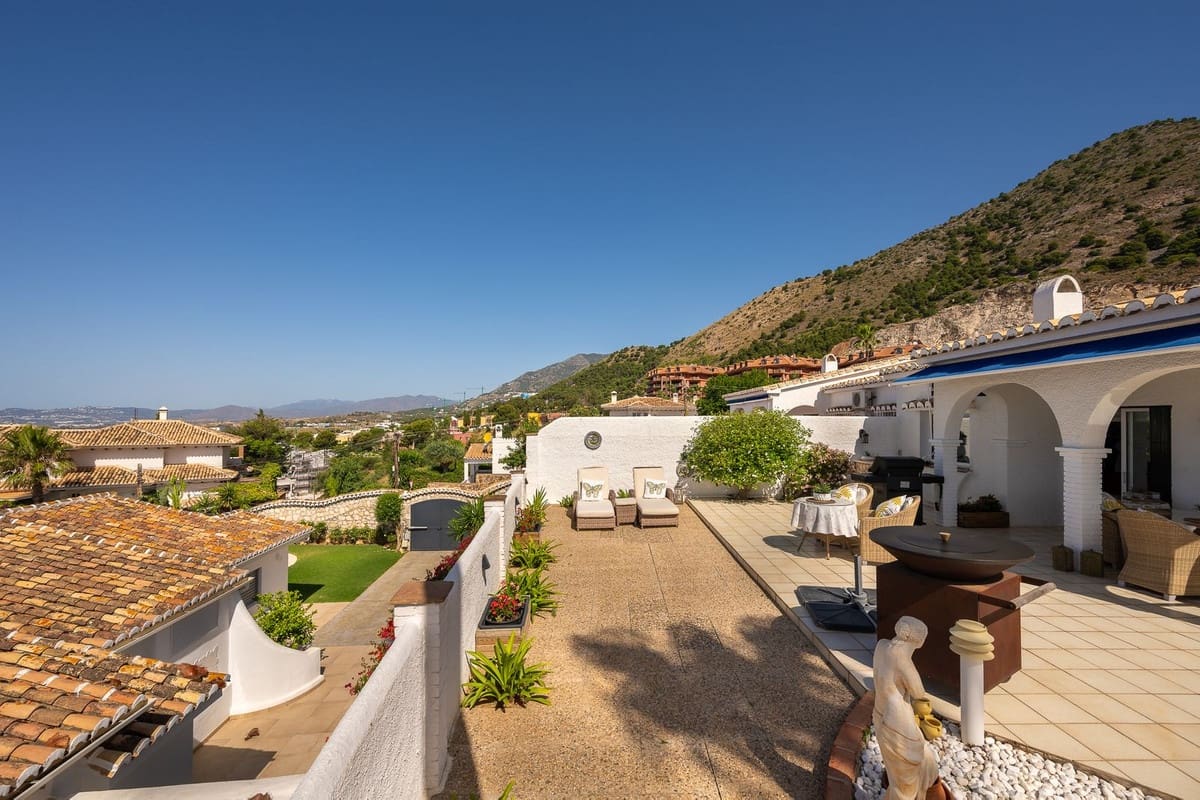 2 bedroom Villa for sale in Benalmadena with garage - € 825,000 (Ref: 10122304)