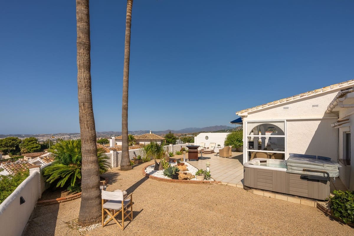 2 bedroom Villa for sale in Benalmadena with garage - € 825,000 (Ref: 10122304)