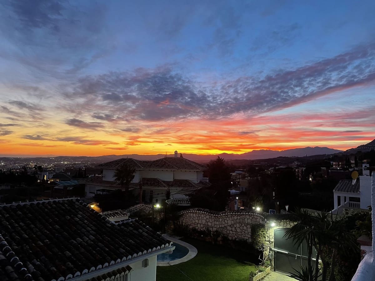 2 bedroom Villa for sale in Benalmadena with garage - € 825,000 (Ref: 10122304)