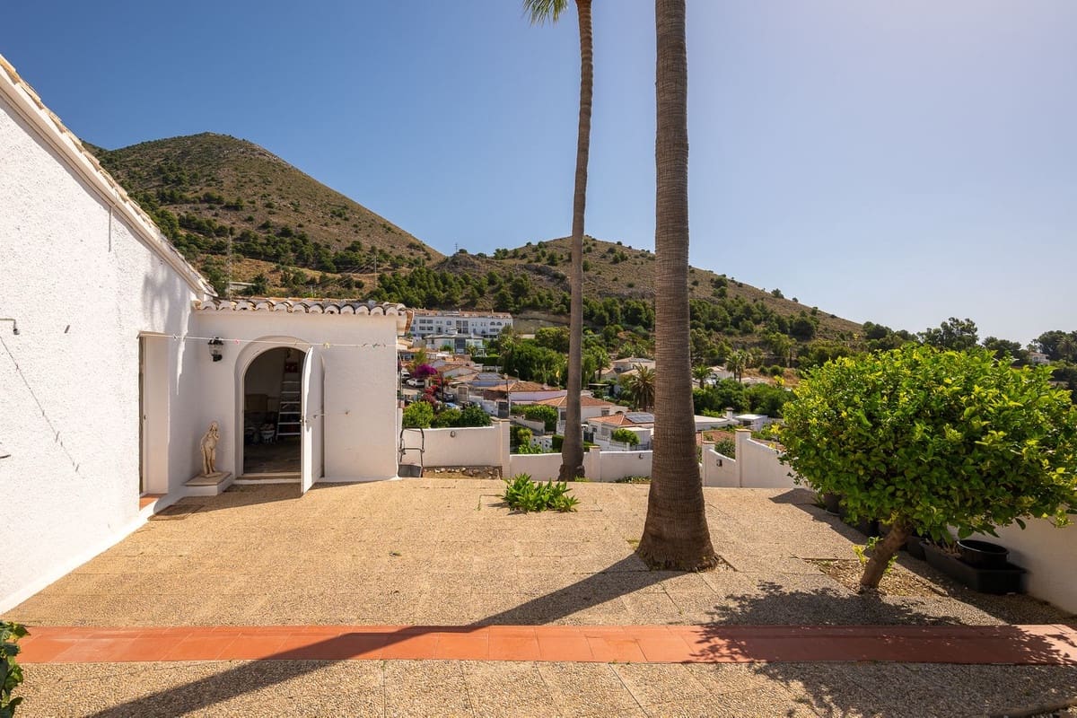 2 bedroom Villa for sale in Benalmadena with garage - € 825,000 (Ref: 10122304)