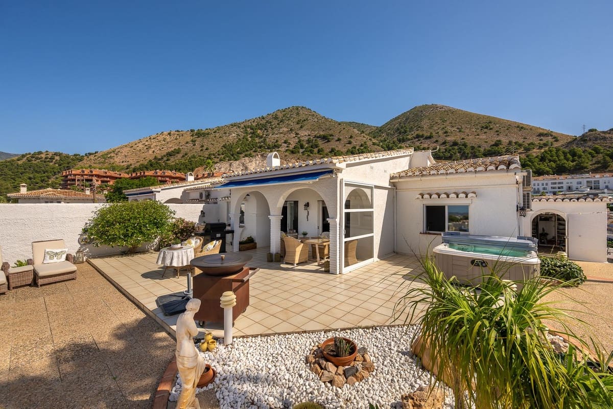 2 bedroom Villa for sale in Benalmadena with garage - € 825,000 (Ref: 10122304)