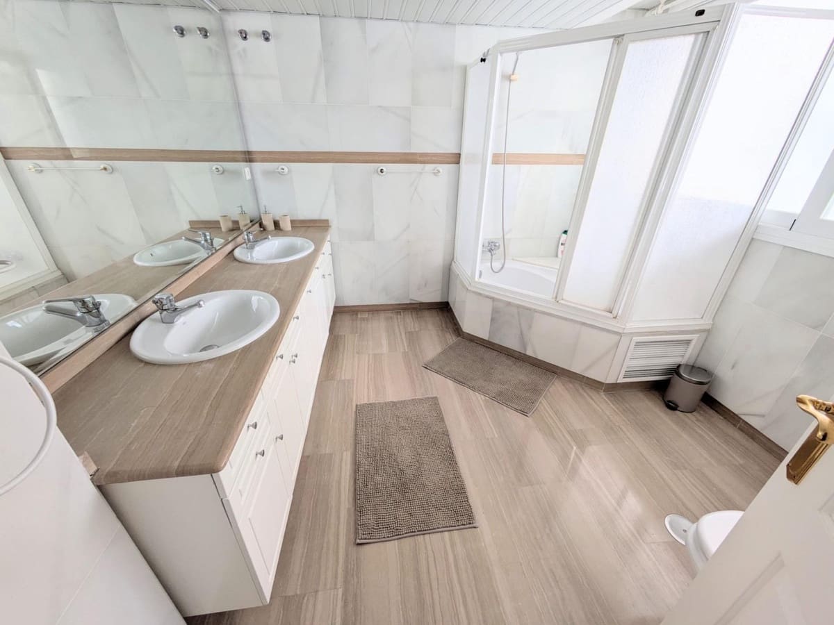 3 sypialnia Apartament na sprzedaż w Benalmadena z basenem - 1 030 000 € (Ref: 10122476)