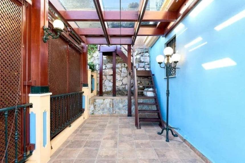 5 soverom Villa til salgs i Malaga by med svømmebasseng garasje - € 1 340 000 (Ref: 10122486)