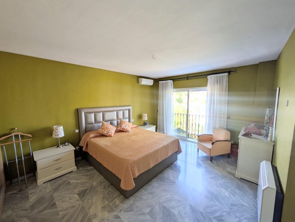 5 soverom Villa til salgs i Malaga by med svømmebasseng garasje - € 1 340 000 (Ref: 10122486)