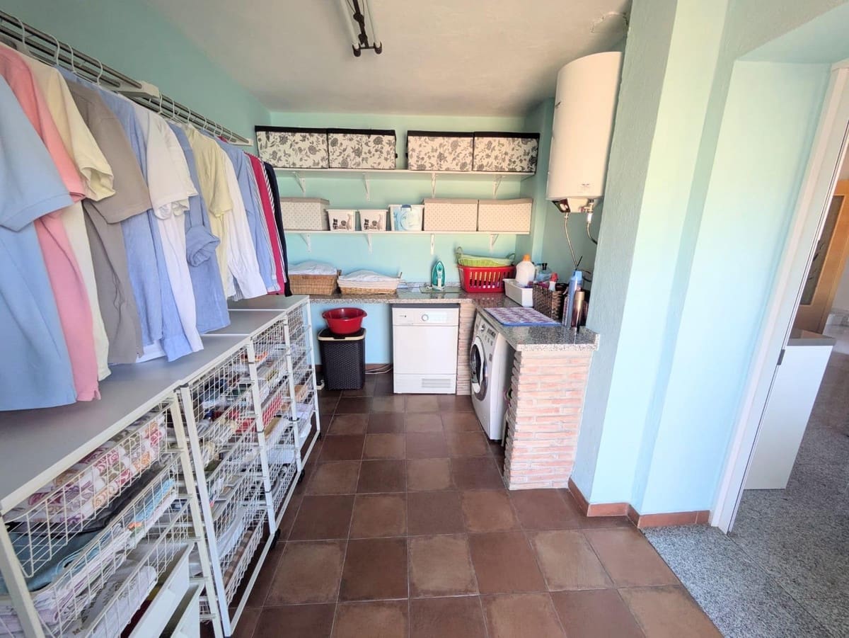5 soverom Villa til salgs i Malaga by med svømmebasseng garasje - € 1 340 000 (Ref: 10122486)