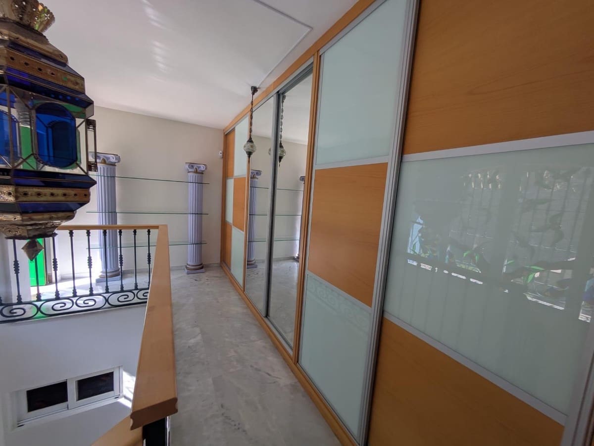 5 soverom Villa til salgs i Malaga by med svømmebasseng garasje - € 1 340 000 (Ref: 10122486)