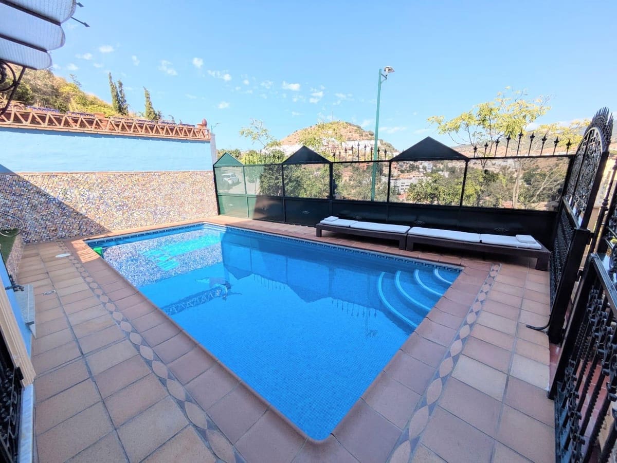 5 soverom Villa til salgs i Malaga by med svømmebasseng garasje - € 1 340 000 (Ref: 10122486)