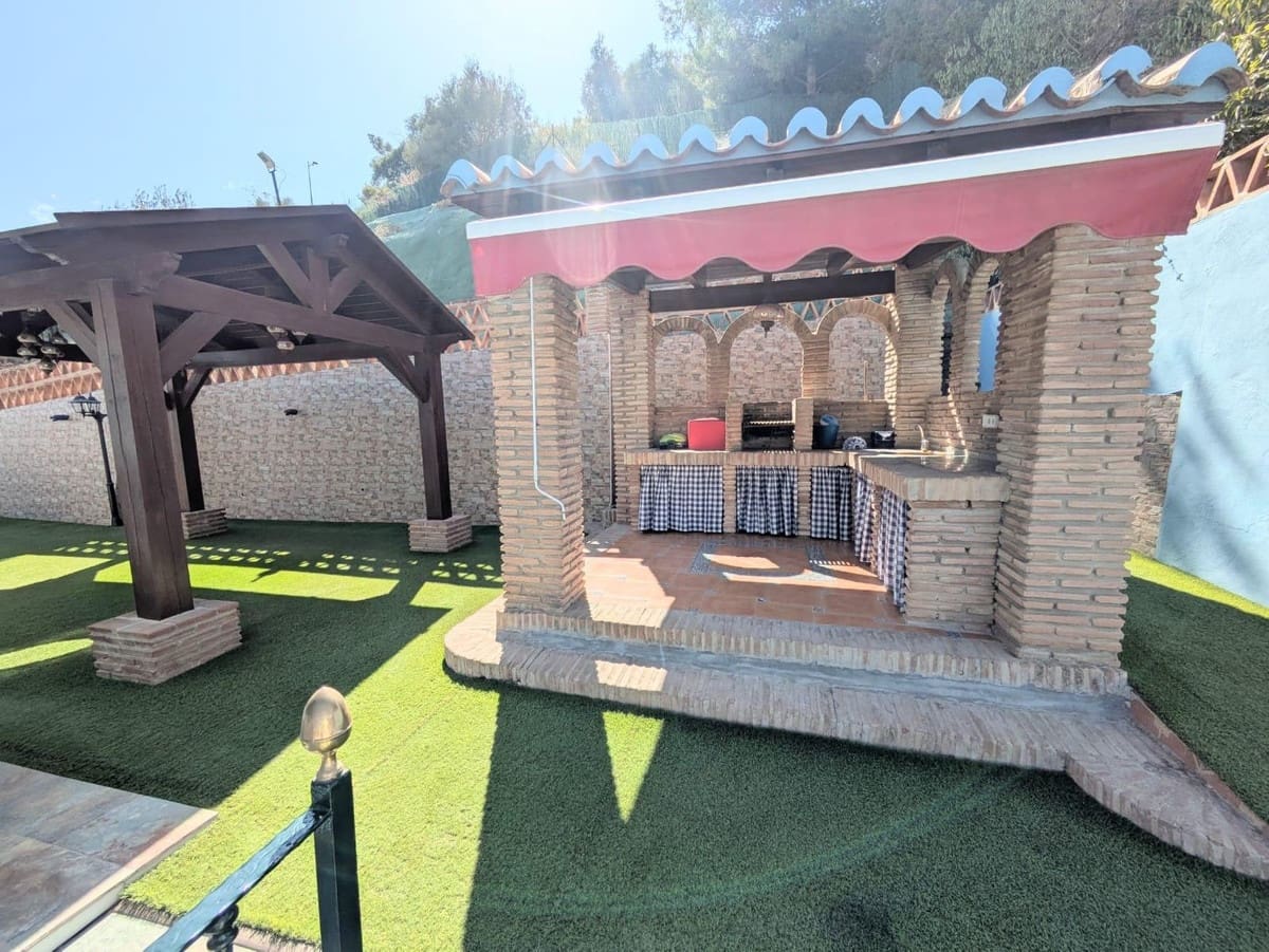 5 soverom Villa til salgs i Malaga by med svømmebasseng garasje - € 1 340 000 (Ref: 10122486)