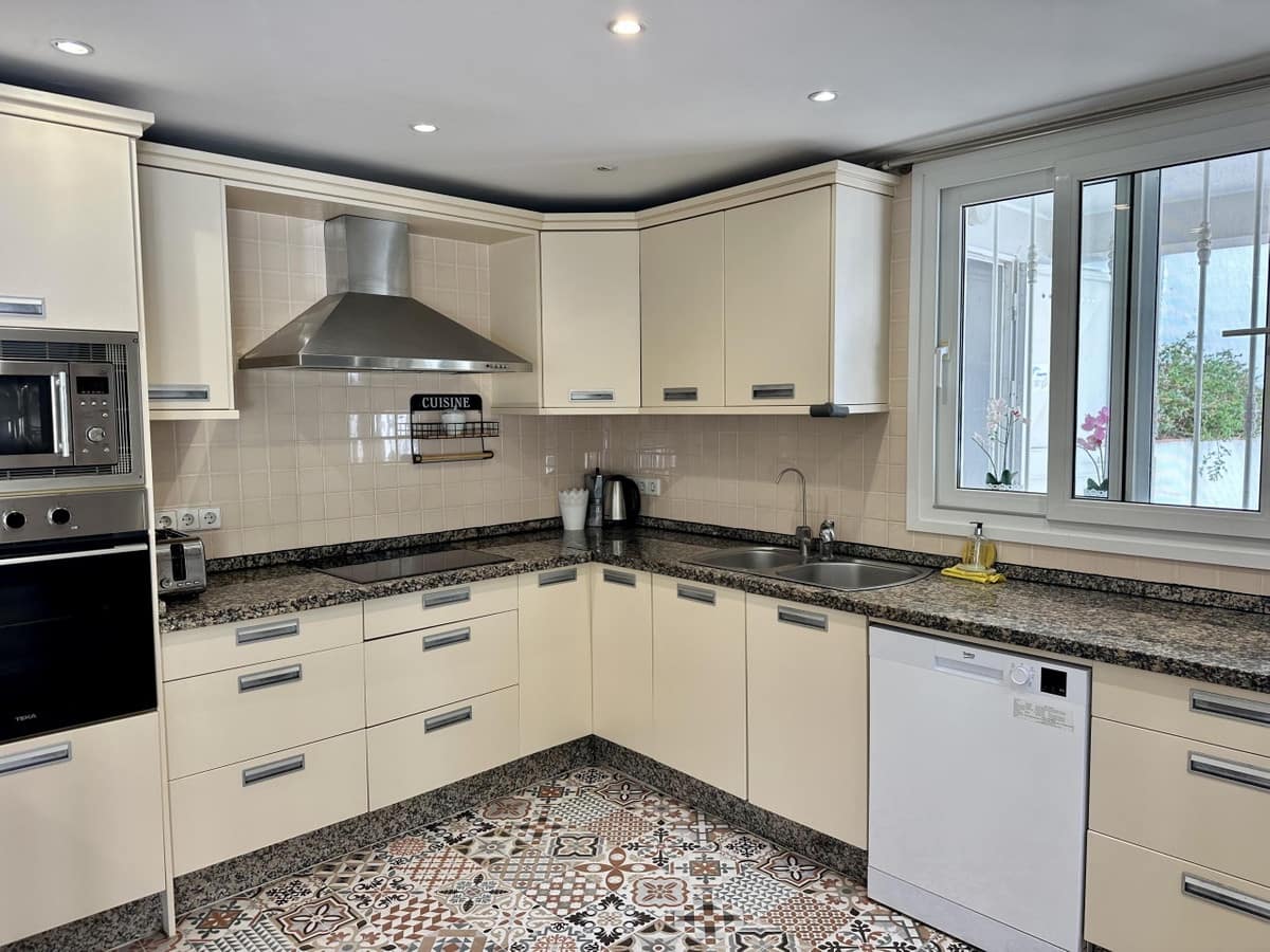 3 soveværelse Villa til salg i Marbella med swimmingpool garage - € 889.000 (Ref: 10122549)