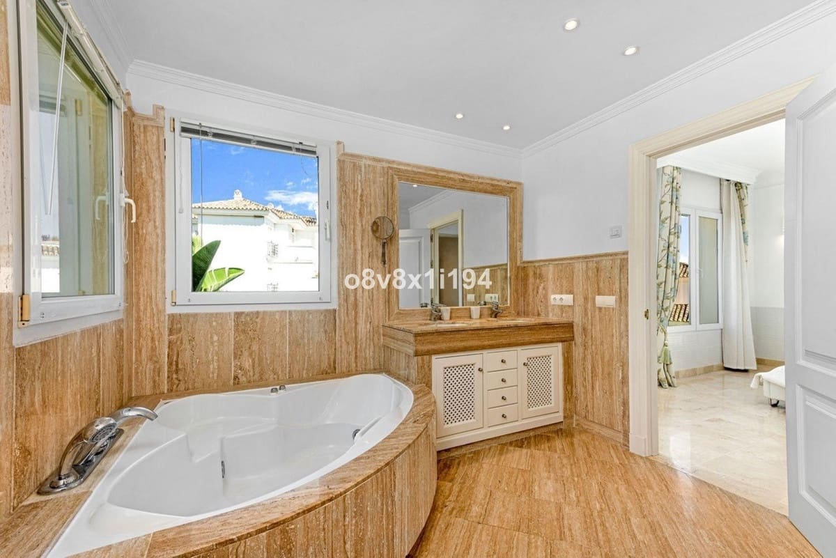 2 bedroom Apartment for sale in Casares with pool garage - € 530,000 (Ref: 10122608)