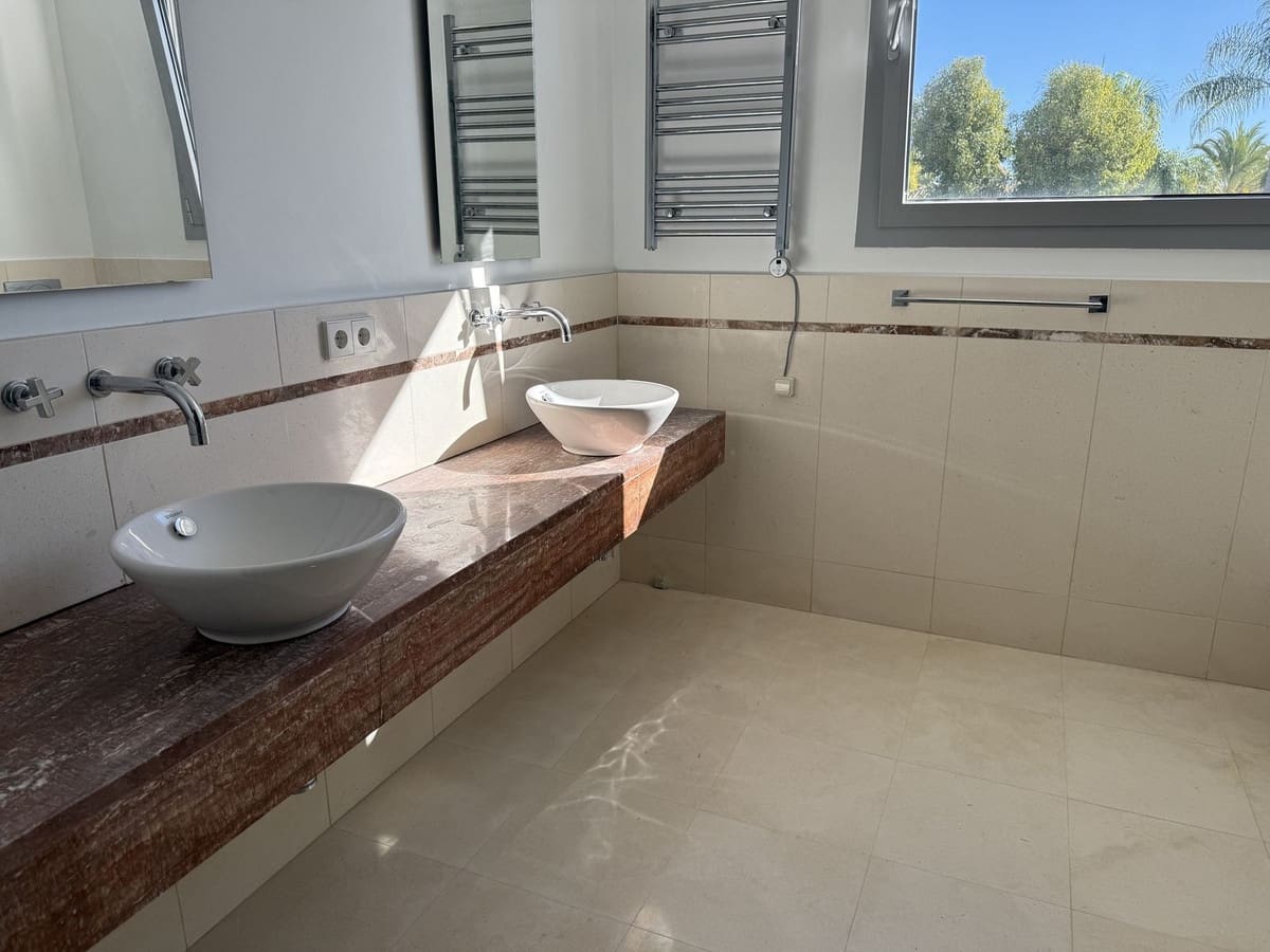 4 bedroom Villa for sale in Marbella with pool garage - € 3,000,000 (Ref: 10122630)