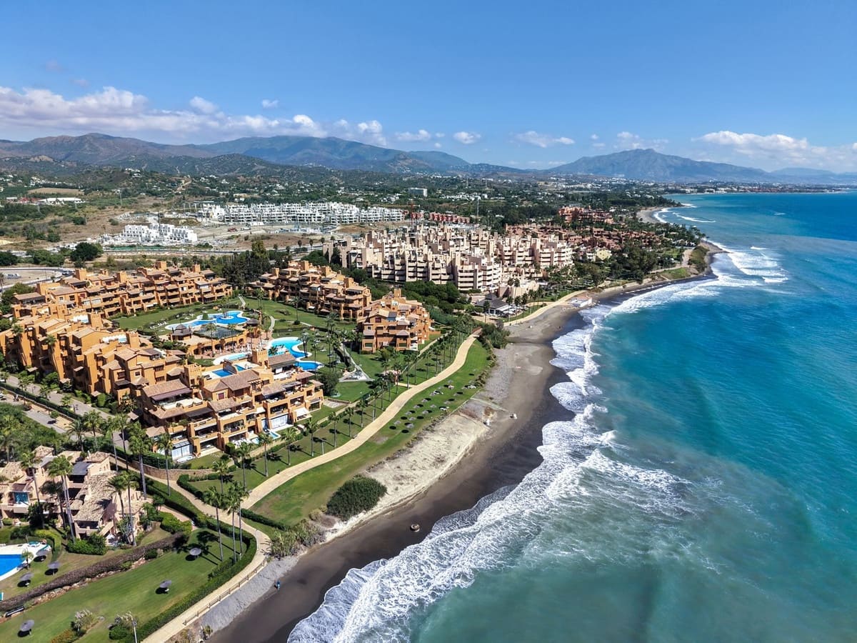 3 sypialnia Apartament na sprzedaż w Estepona z basenem garażem - 2 485 000 € (Ref: 10122648)