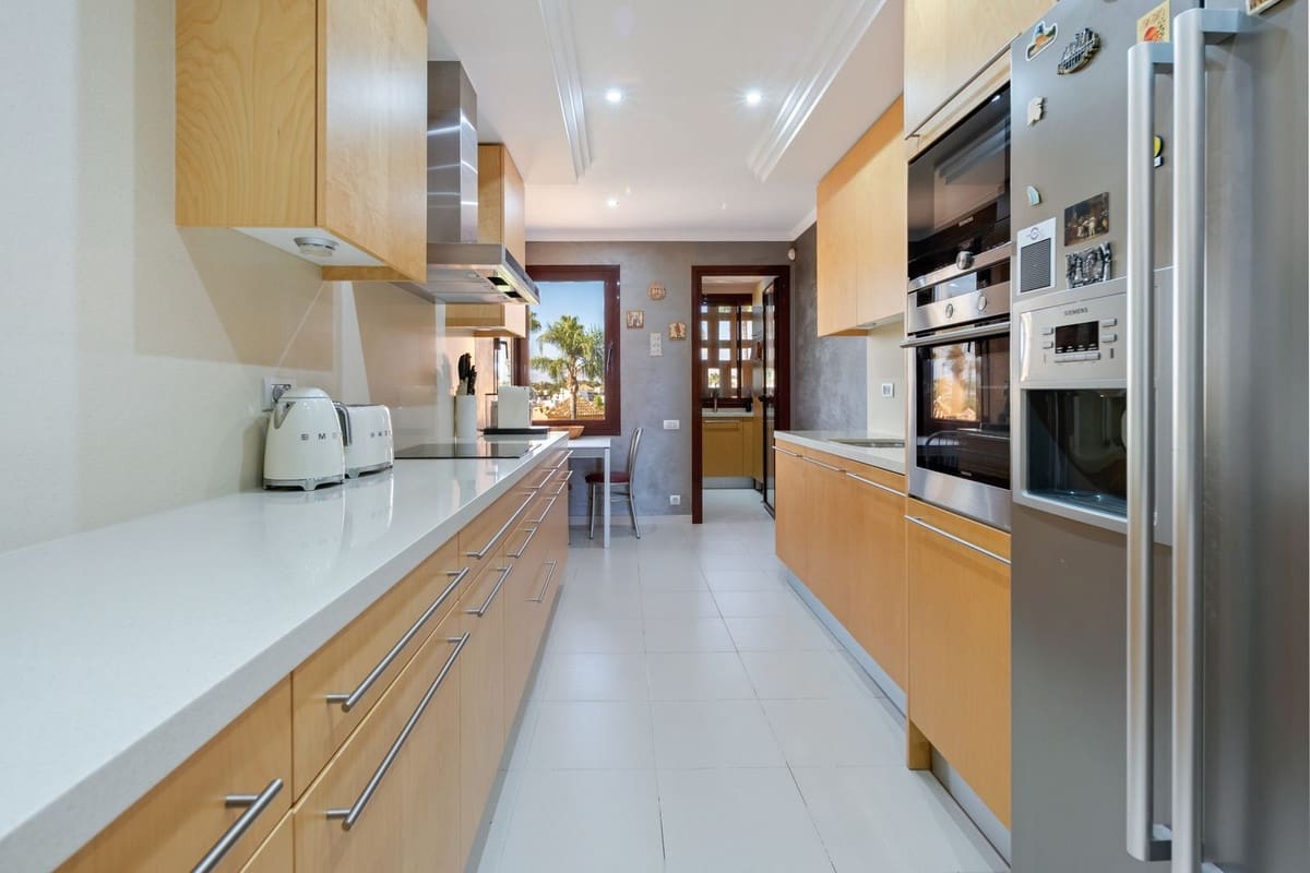 3 soveværelse Lejlighed til salg i Estepona med swimmingpool garage - € 2.485.000 (Ref: 10122648)