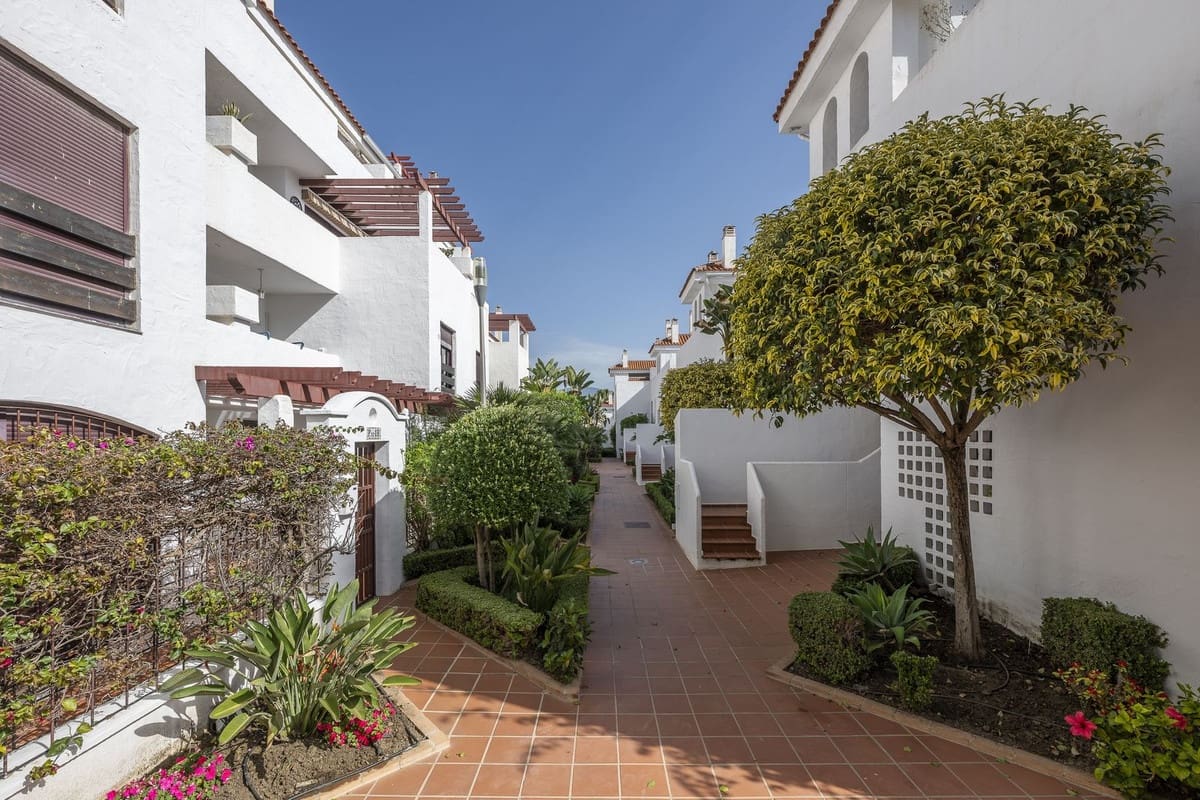 3 chambre Appartement à vendre à Nueva Andalucia avec piscine garage - 785 000 € (Ref: 10122744)