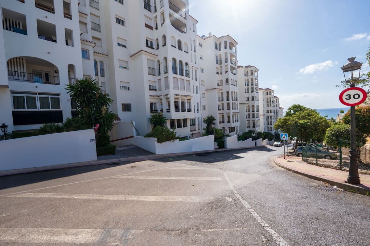 3 bedroom Apartment for sale in Estepona with pool garage - € 385,000 (Ref: 10122758)